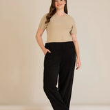 Φαρδύ παντελόνι από ανάγλυφο ύφασμα σε μαύρο χρώμα σε μεγάλα μεγέθη