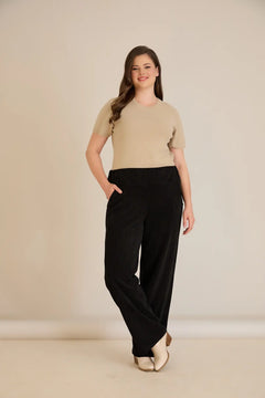 Φαρδύ παντελόνι από ανάγλυφο ύφασμα σε μαύρο χρώμα σε μεγάλα μεγέθη