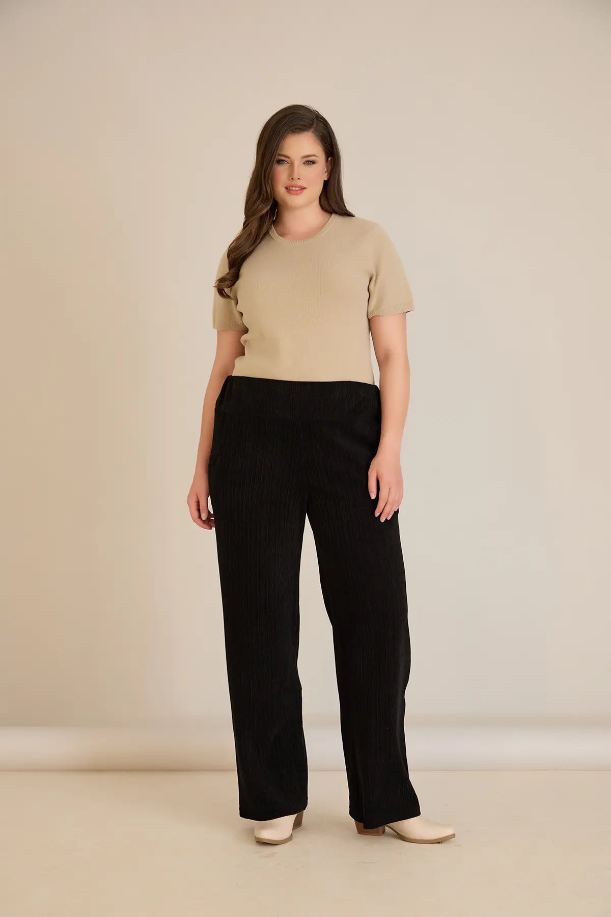 Φαρδύ παντελόνι από ανάγλυφο ύφασμα σε μαύρο χρώμα σε μεγάλα μεγέθη