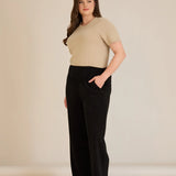 Φαρδύ παντελόνι από ανάγλυφο ύφασμα σε μαύρο χρώμα σε μεγάλα μεγέθη