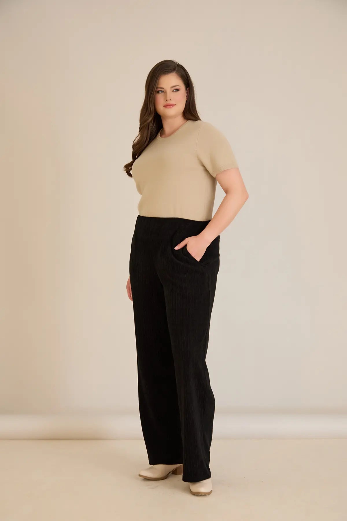 Φαρδύ παντελόνι από ανάγλυφο ύφασμα σε μαύρο χρώμα σε μεγάλα μεγέθη