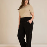 Φαρδύ παντελόνι από ανάγλυφο ύφασμα σε μαύρο χρώμα σε μεγάλα μεγέθη