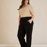 Φαρδύ παντελόνι από ανάγλυφο ύφασμα σε μαύρο χρώμα σε μεγάλα μεγέθη