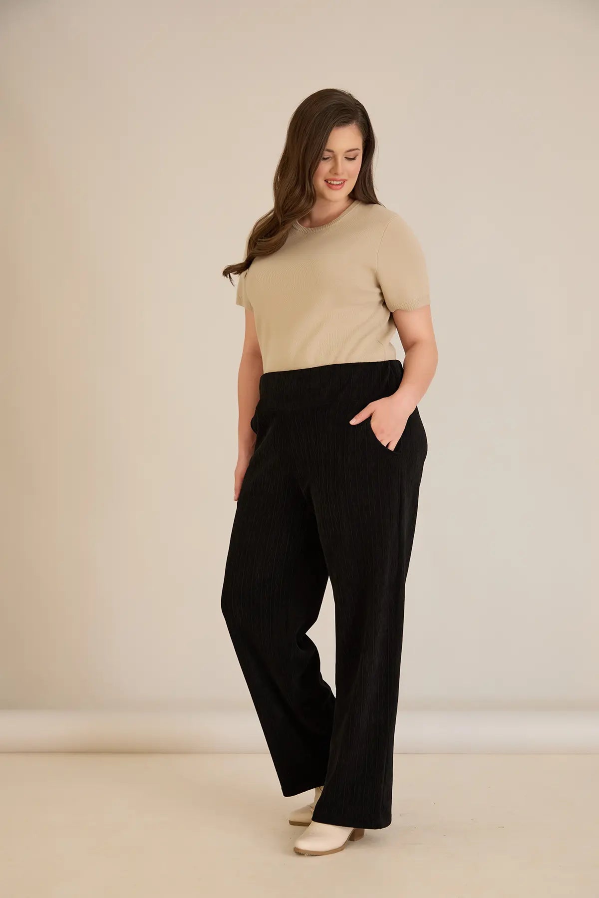 Φαρδύ παντελόνι από ανάγλυφο ύφασμα σε μαύρο χρώμα σε μεγάλα μεγέθη