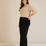 Φαρδύ παντελόνι από ανάγλυφο ύφασμα σε μαύρο χρώμα σε μεγάλα μεγέθη