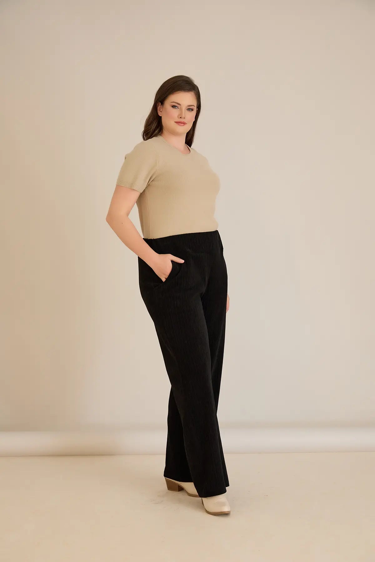 Φαρδύ παντελόνι από ανάγλυφο ύφασμα σε μαύρο χρώμα σε μεγάλα μεγέθη