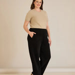 Φαρδύ παντελόνι από ανάγλυφο ύφασμα σε μαύρο χρώμα σε μεγάλα μεγέθη