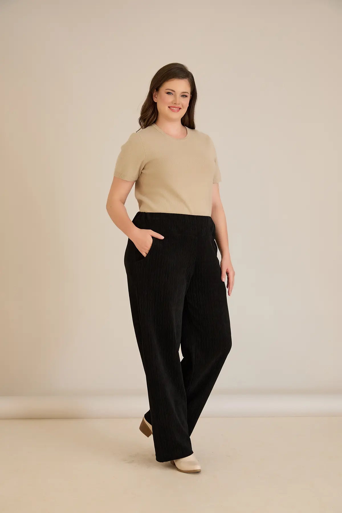 Φαρδύ παντελόνι από ανάγλυφο ύφασμα σε μαύρο χρώμα σε μεγάλα μεγέθη