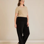 Φαρδύ παντελόνι από ανάγλυφο ύφασμα σε μαύρο χρώμα σε μεγάλα μεγέθη