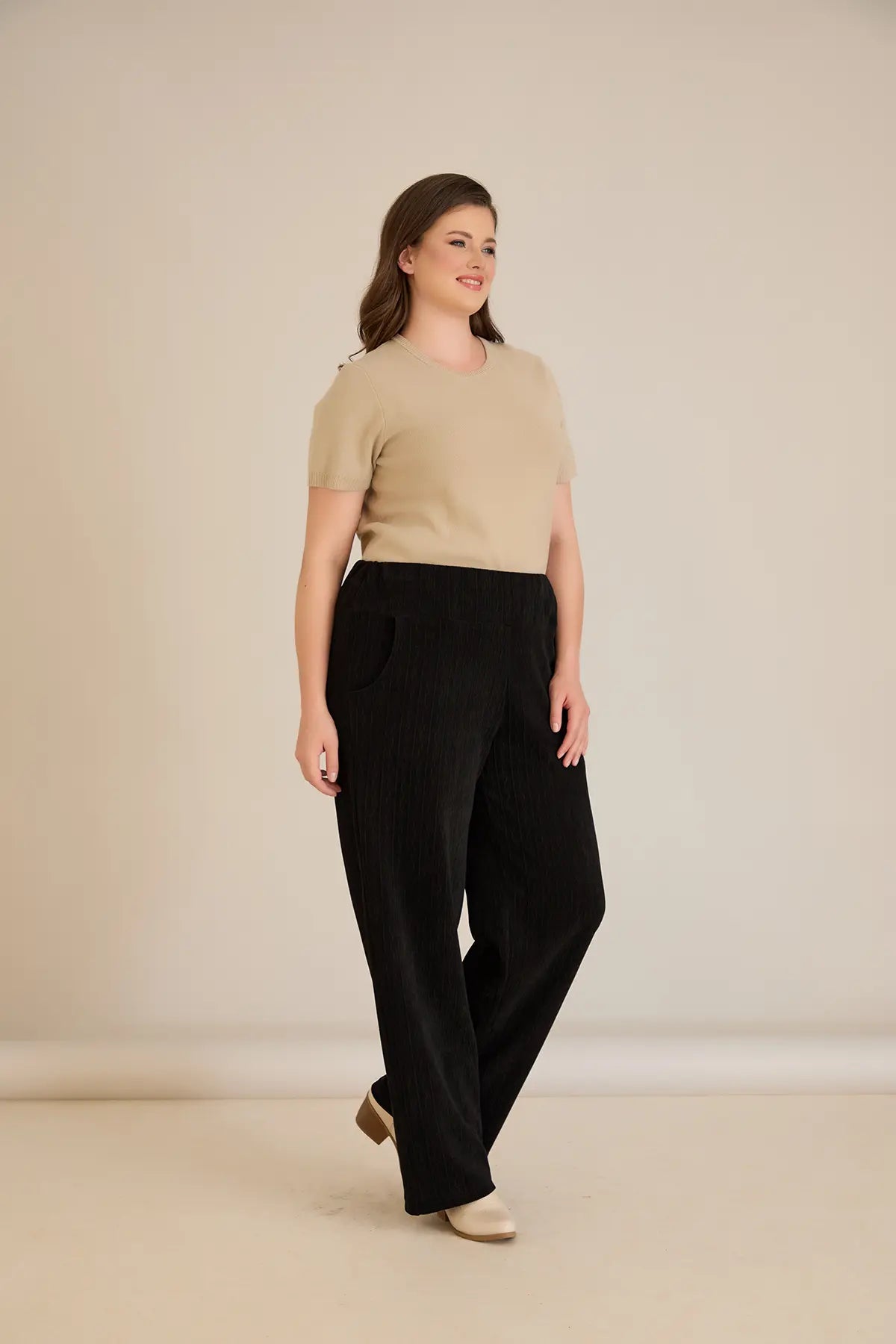 Φαρδύ παντελόνι από ανάγλυφο ύφασμα σε μαύρο χρώμα σε μεγάλα μεγέθη