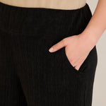 Φαρδύ παντελόνι από ανάγλυφο ύφασμα σε μαύρο χρώμα σε μεγάλα μεγέθη