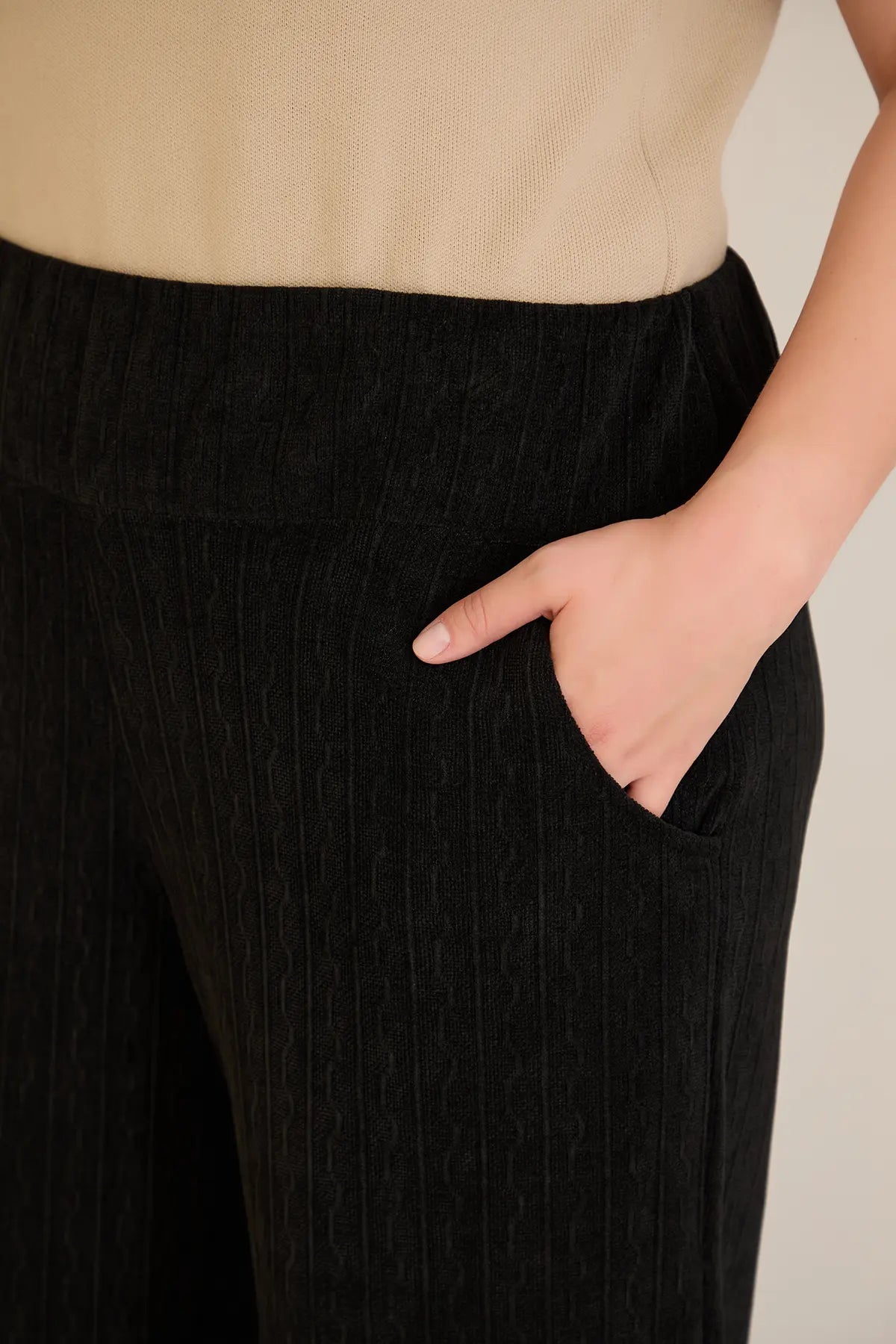 Φαρδύ παντελόνι από ανάγλυφο ύφασμα σε μαύρο χρώμα σε μεγάλα μεγέθη