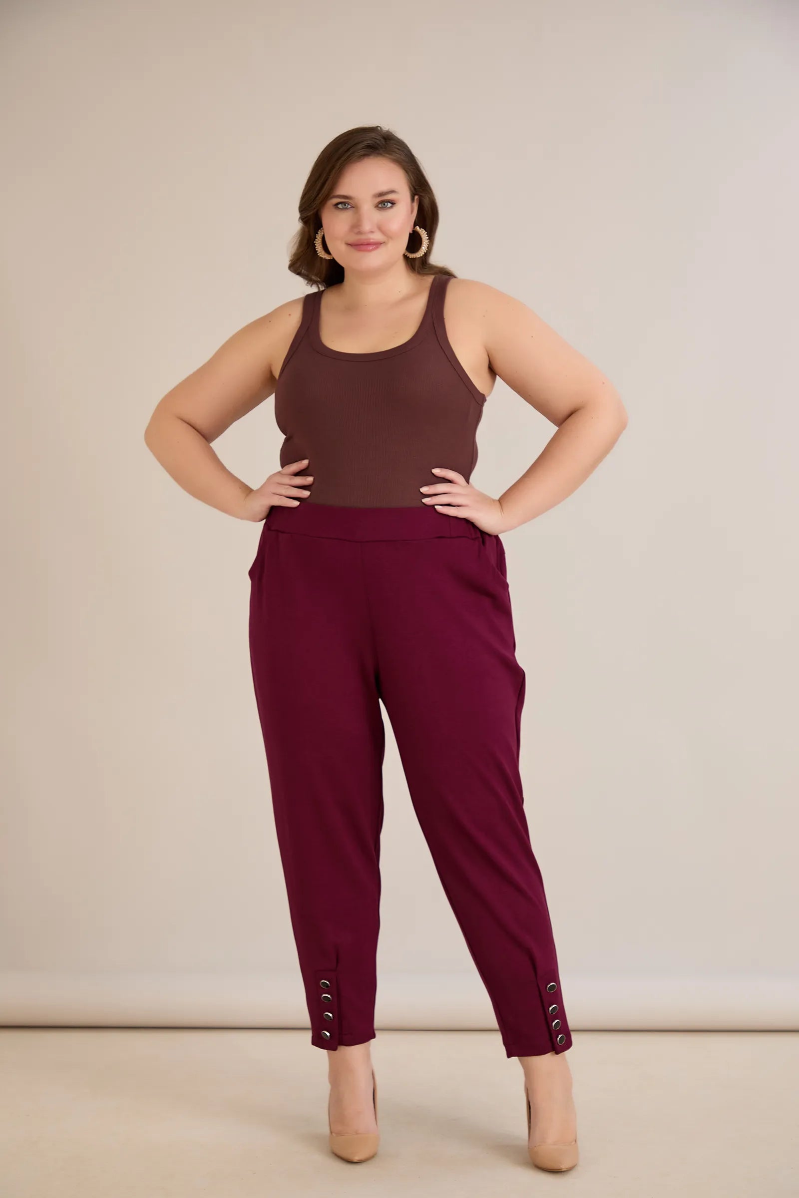 Γυναικείο παντελόνι με κουμπιά σε χρώμα Βουργουνδί σε μεγάλα μεγέθη