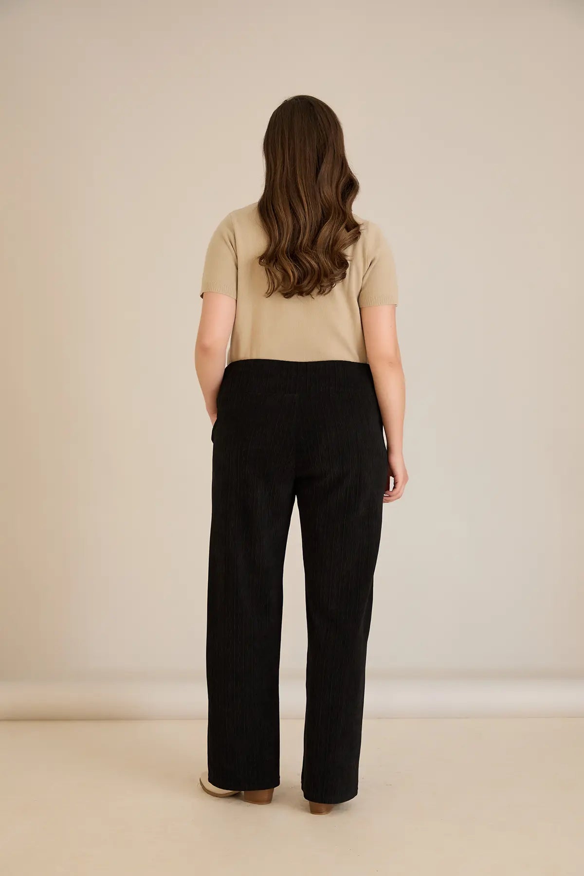 Φαρδύ παντελόνι από ανάγλυφο ύφασμα σε μαύρο χρώμα σε μεγάλα μεγέθη