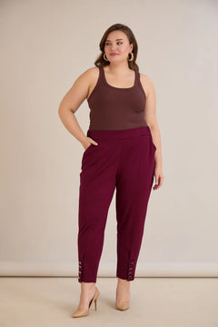Γυναικείο παντελόνι με κουμπιά σε χρώμα Βουργουνδί σε μεγάλα μεγέθη