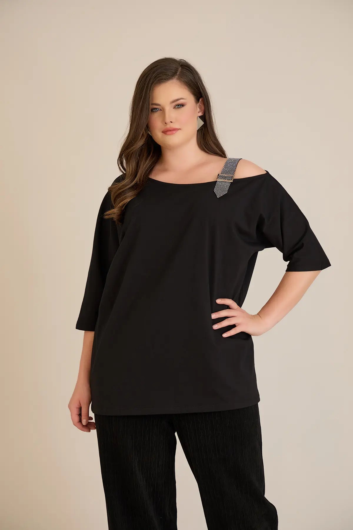 Βαμβακερή Μπλούζα Με Κομψή Λεπτομέρεια Από Στρασάκια Σε Μαύρο Χρώμα Σε Μεγάλα Μεγέθη
