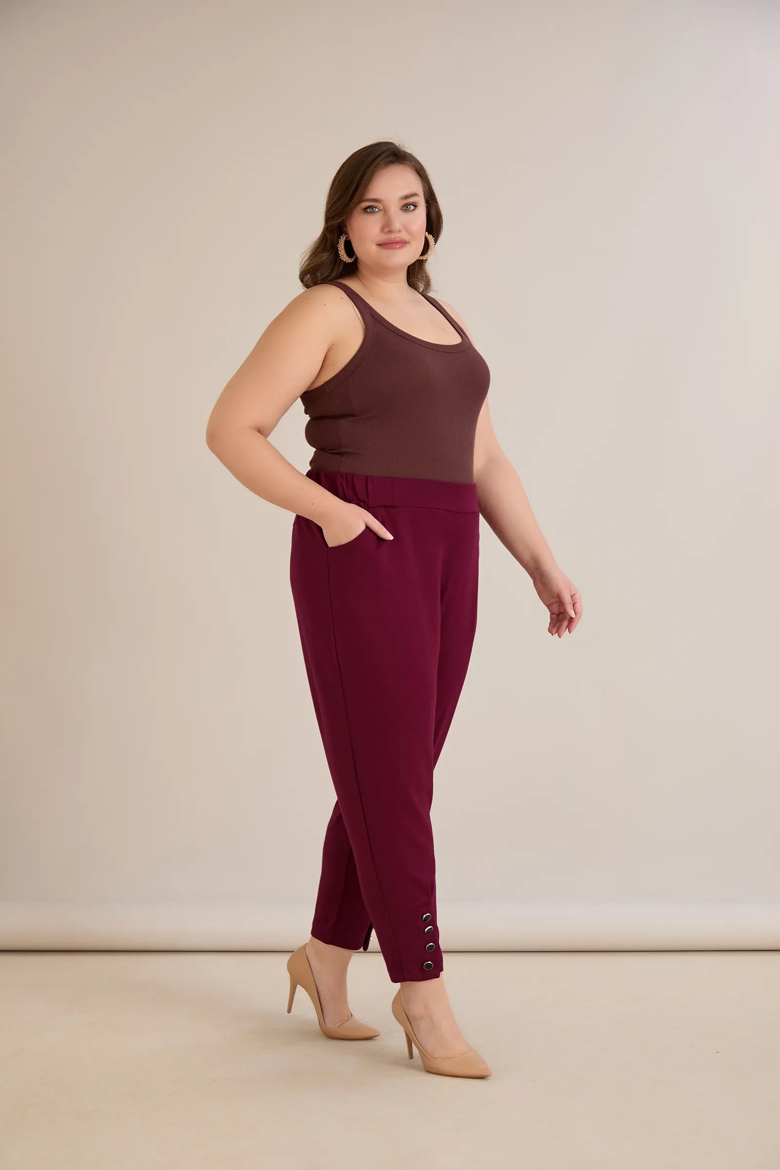 Γυναικείο παντελόνι με κουμπιά σε χρώμα Βουργουνδί σε μεγάλα μεγέθη