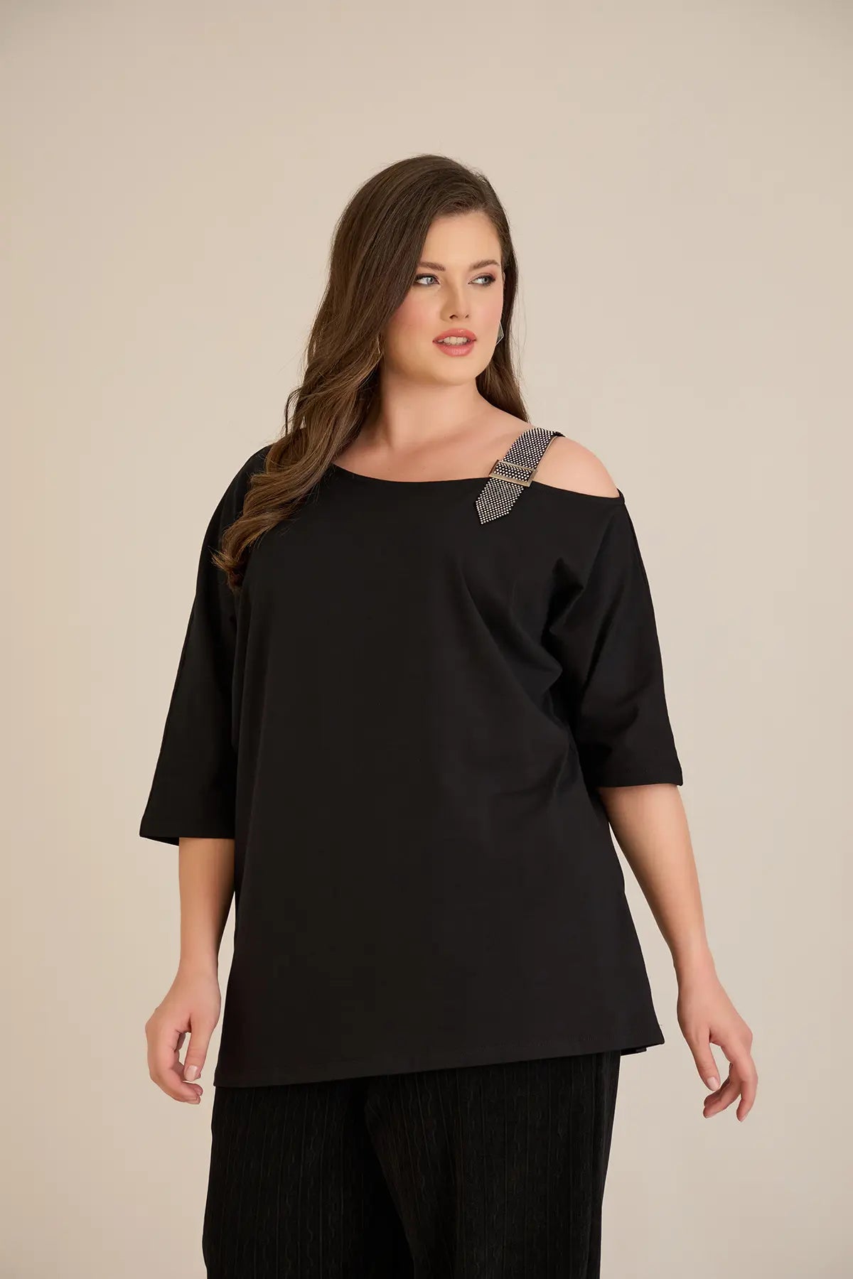 Βαμβακερή Μπλούζα Με Κομψή Λεπτομέρεια Από Στρασάκια Σε Μαύρο Χρώμα Σε Μεγάλα Μεγέθη
