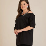 Βαμβακερή Μπλούζα Με Κομψή Λεπτομέρεια Από Στρασάκια Σε Μαύρο Χρώμα Σε Μεγάλα Μεγέθη
