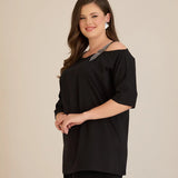 Βαμβακερή Μπλούζα Με Κομψή Λεπτομέρεια Από Στρασάκια Σε Μαύρο Χρώμα Σε Μεγάλα Μεγέθη
