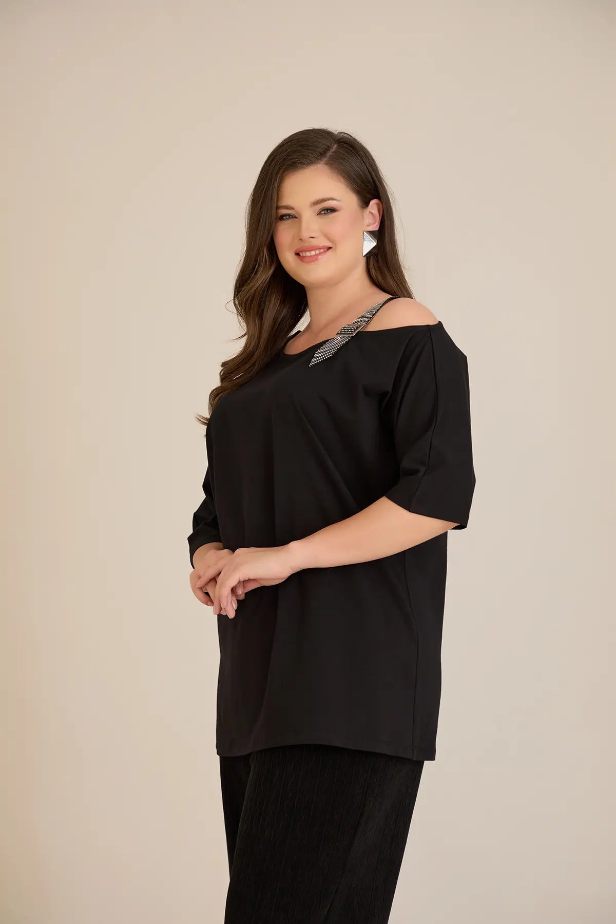 Βαμβακερή Μπλούζα Με Κομψή Λεπτομέρεια Από Στρασάκια Σε Μαύρο Χρώμα Σε Μεγάλα Μεγέθη
