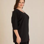 Βαμβακερή Μπλούζα Με Κομψή Λεπτομέρεια Από Στρασάκια Σε Μαύρο Χρώμα Σε Μεγάλα Μεγέθη
