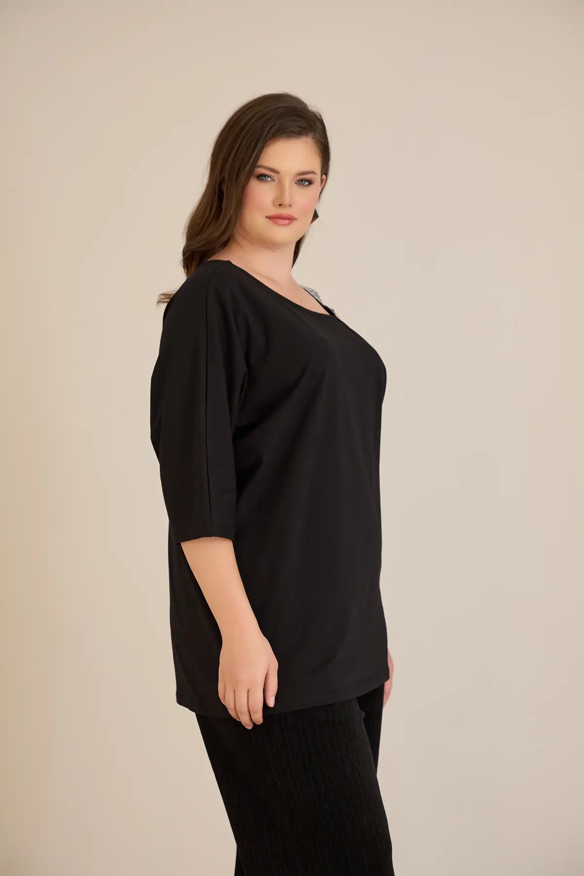 Βαμβακερή Μπλούζα Με Κομψή Λεπτομέρεια Από Στρασάκια Σε Μαύρο Χρώμα Σε Μεγάλα Μεγέθη
