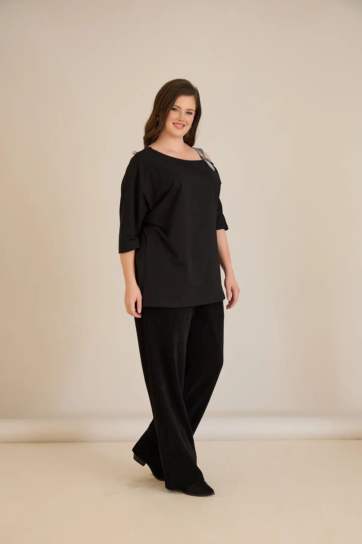 Βαμβακερή Μπλούζα Με Κομψή Λεπτομέρεια Από Στρασάκια Σε Μαύρο Χρώμα Σε Μεγάλα Μεγέθη
