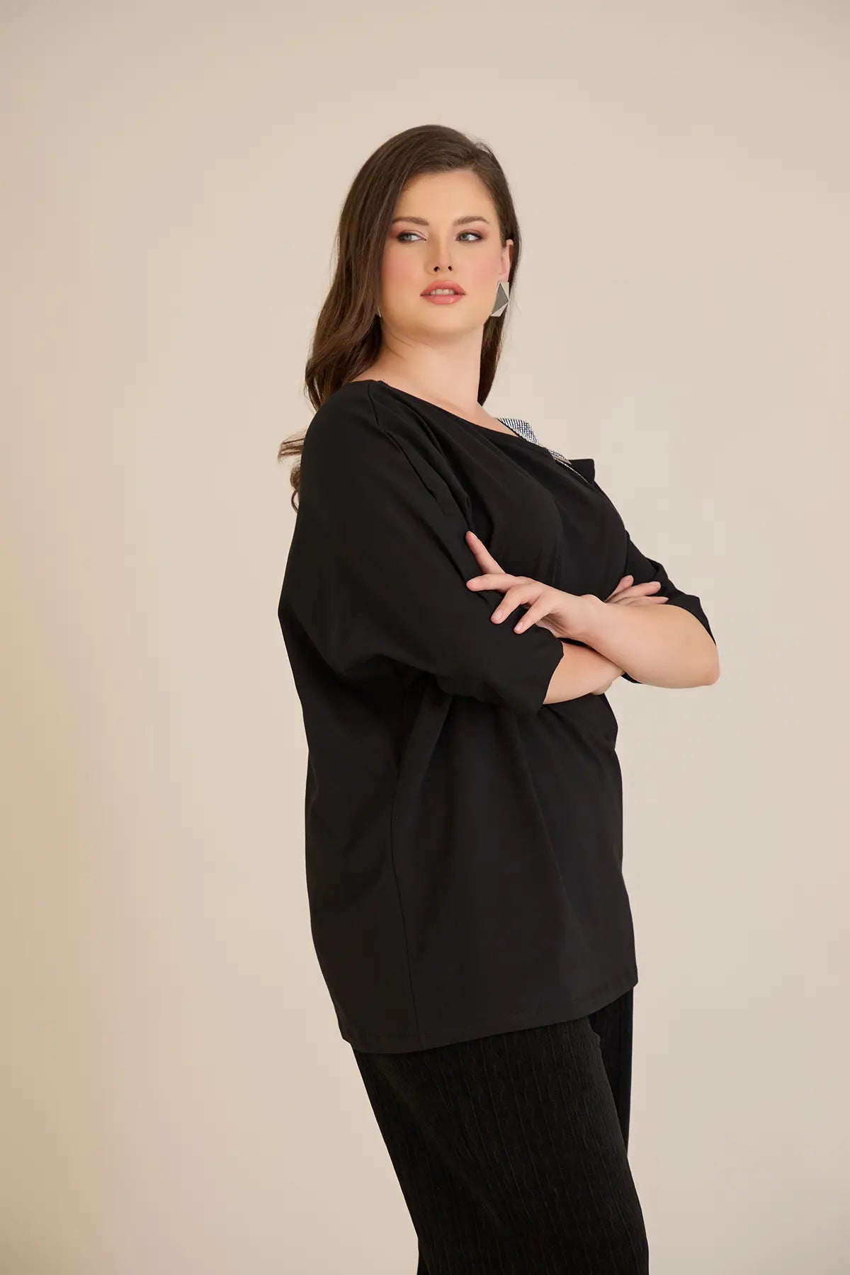 Βαμβακερή Μπλούζα Με Κομψή Λεπτομέρεια Από Στρασάκια Σε Μαύρο Χρώμα Σε Μεγάλα Μεγέθη
