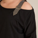 Βαμβακερή Μπλούζα Με Κομψή Λεπτομέρεια Από Στρασάκια Σε Μαύρο Χρώμα Σε Μεγάλα Μεγέθη
