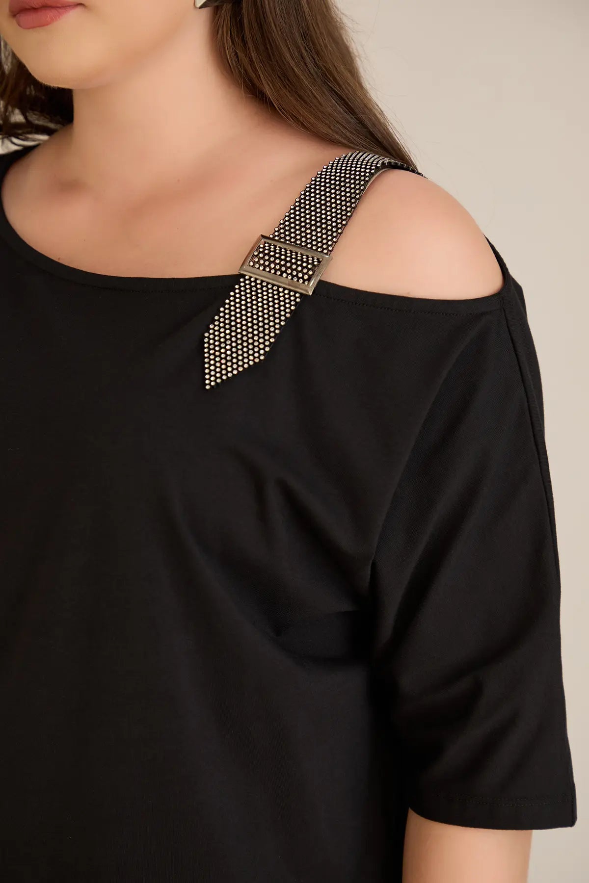 Βαμβακερή Μπλούζα Με Κομψή Λεπτομέρεια Από Στρασάκια Σε Μαύρο Χρώμα Σε Μεγάλα Μεγέθη
