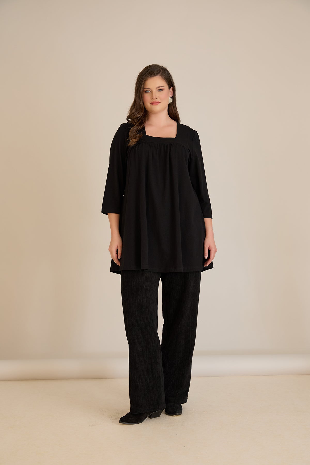 Βαμβακερή τουνίκ με σούρα και τετράγωνο ντεκολτέ σε Μαύρο χρώμα σε μεγάλα μεγέθη 
