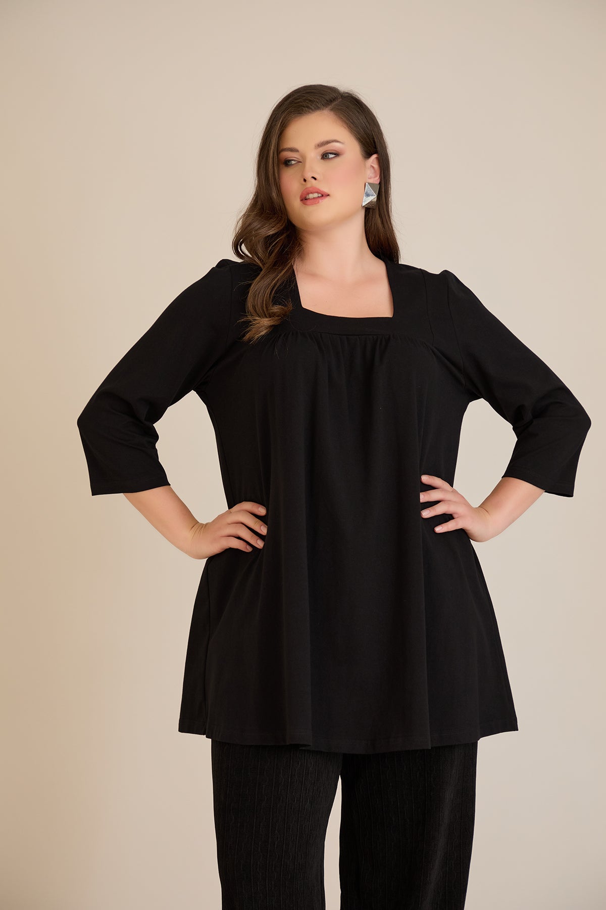 Βαμβακερή τουνίκ με σούρα και τετράγωνο ντεκολτέ σε Μαύρο χρώμα σε μεγάλα μεγέθη 