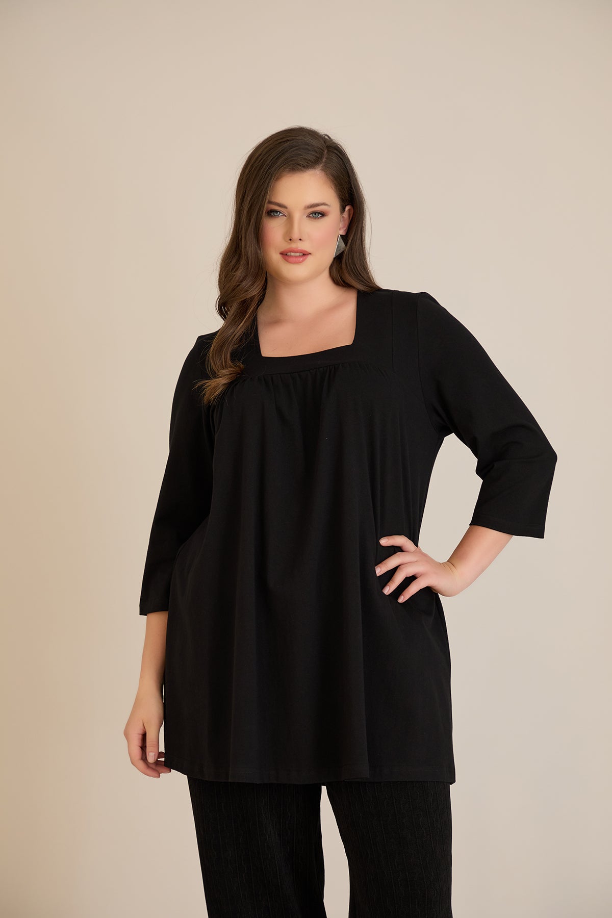 Βαμβακερή τουνίκ με σούρα και τετράγωνο ντεκολτέ σε Μαύρο χρώμα σε μεγάλα μεγέθη 