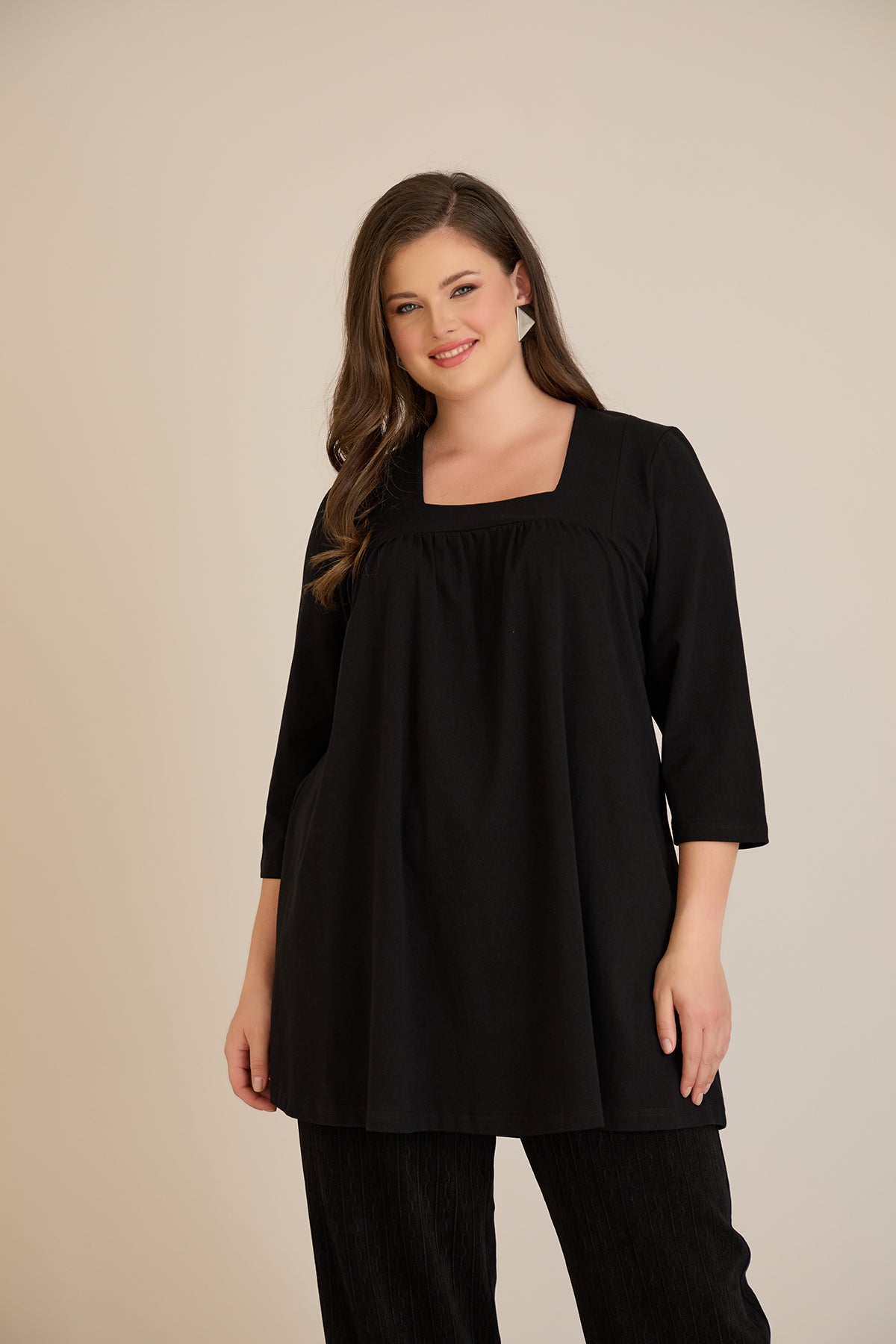 Βαμβακερή τουνίκ με σούρα και τετράγωνο ντεκολτέ σε Μαύρο χρώμα σε μεγάλα μεγέθη 