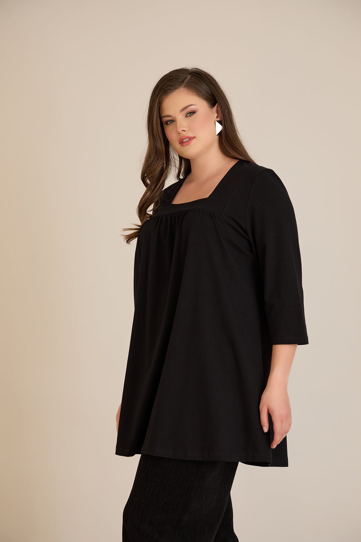 Βαμβακερή τουνίκ με σούρα και τετράγωνο ντεκολτέ σε Μαύρο χρώμα σε μεγάλα μεγέθη 