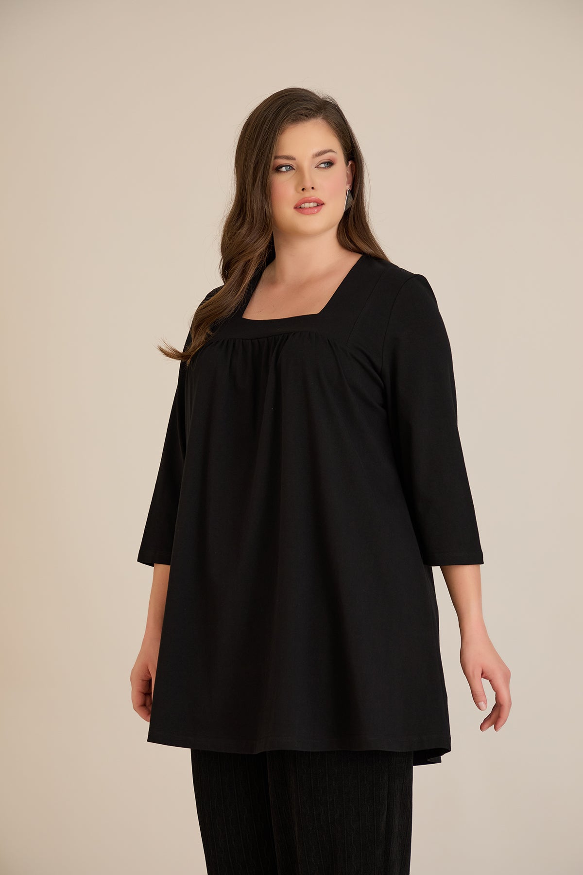 Βαμβακερή τουνίκ με σούρα και τετράγωνο ντεκολτέ σε Μαύρο χρώμα σε μεγάλα μεγέθη 