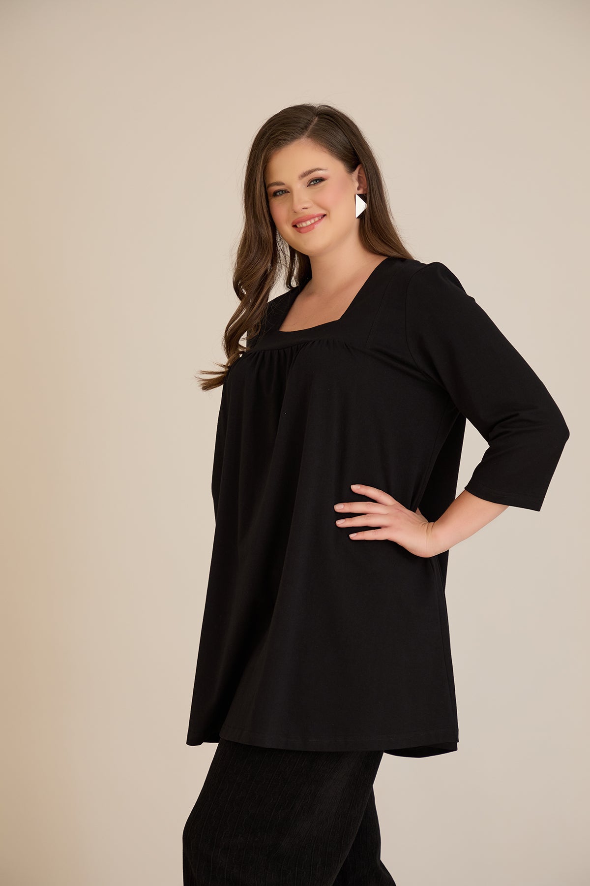 Βαμβακερή τουνίκ με σούρα και τετράγωνο ντεκολτέ σε Μαύρο χρώμα σε μεγάλα μεγέθη 