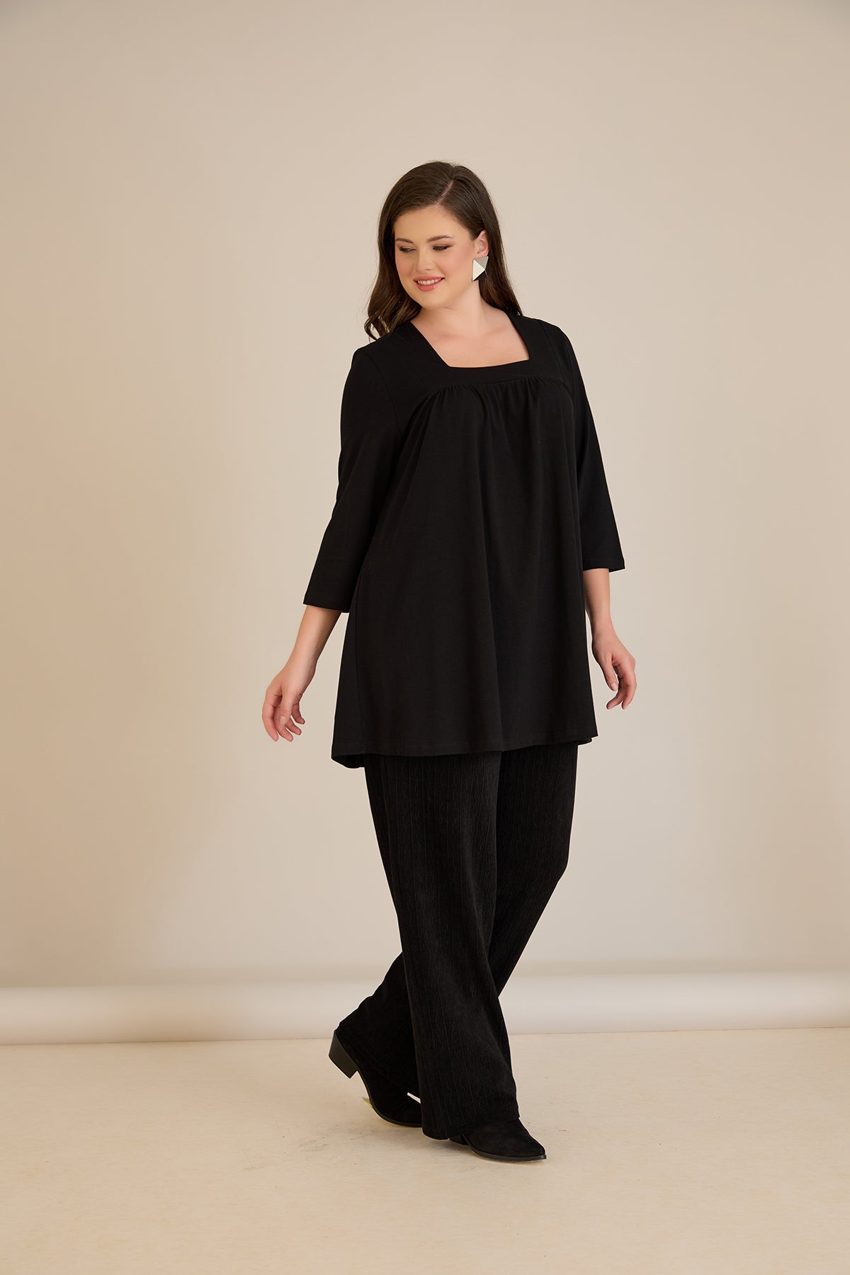 Βαμβακερή τουνίκ με σούρα και τετράγωνο ντεκολτέ σε Μαύρο χρώμα σε μεγάλα μεγέθη 