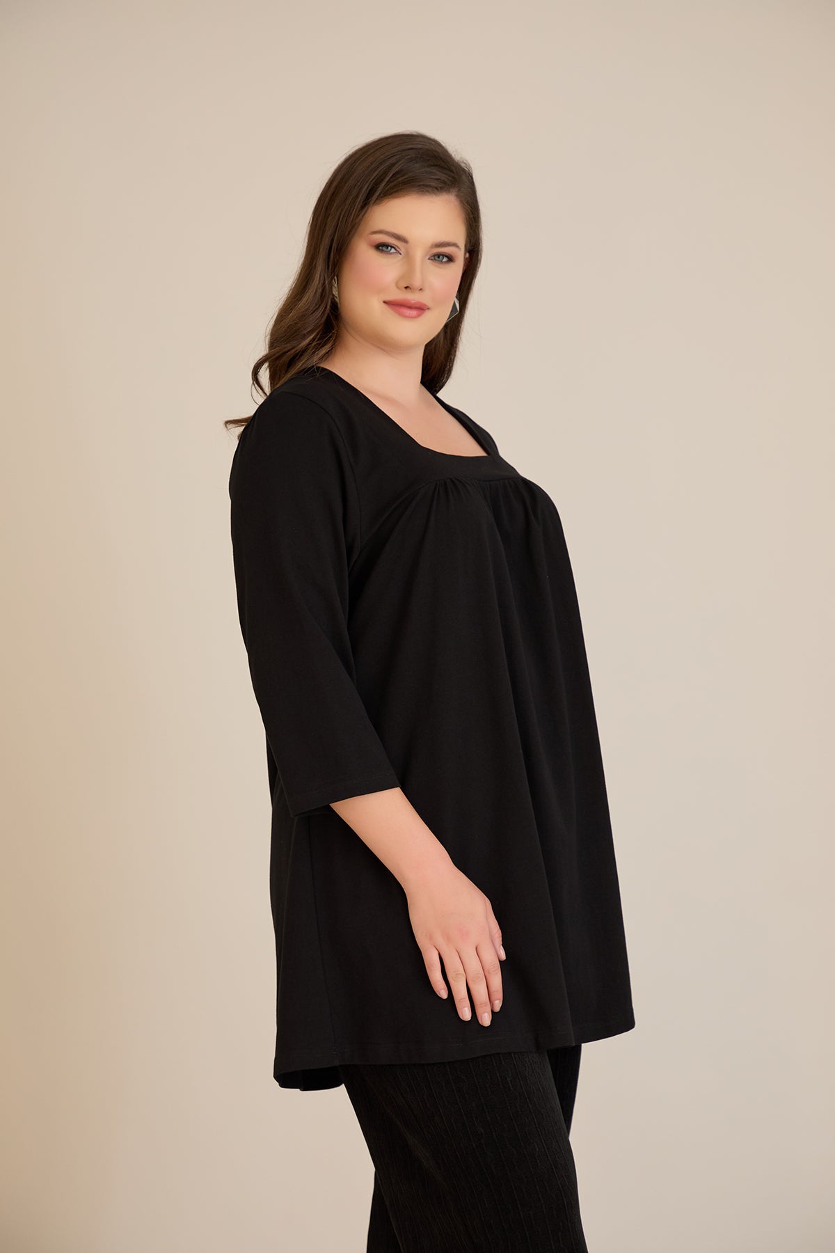Βαμβακερή τουνίκ με σούρα και τετράγωνο ντεκολτέ σε Μαύρο χρώμα σε μεγάλα μεγέθη 