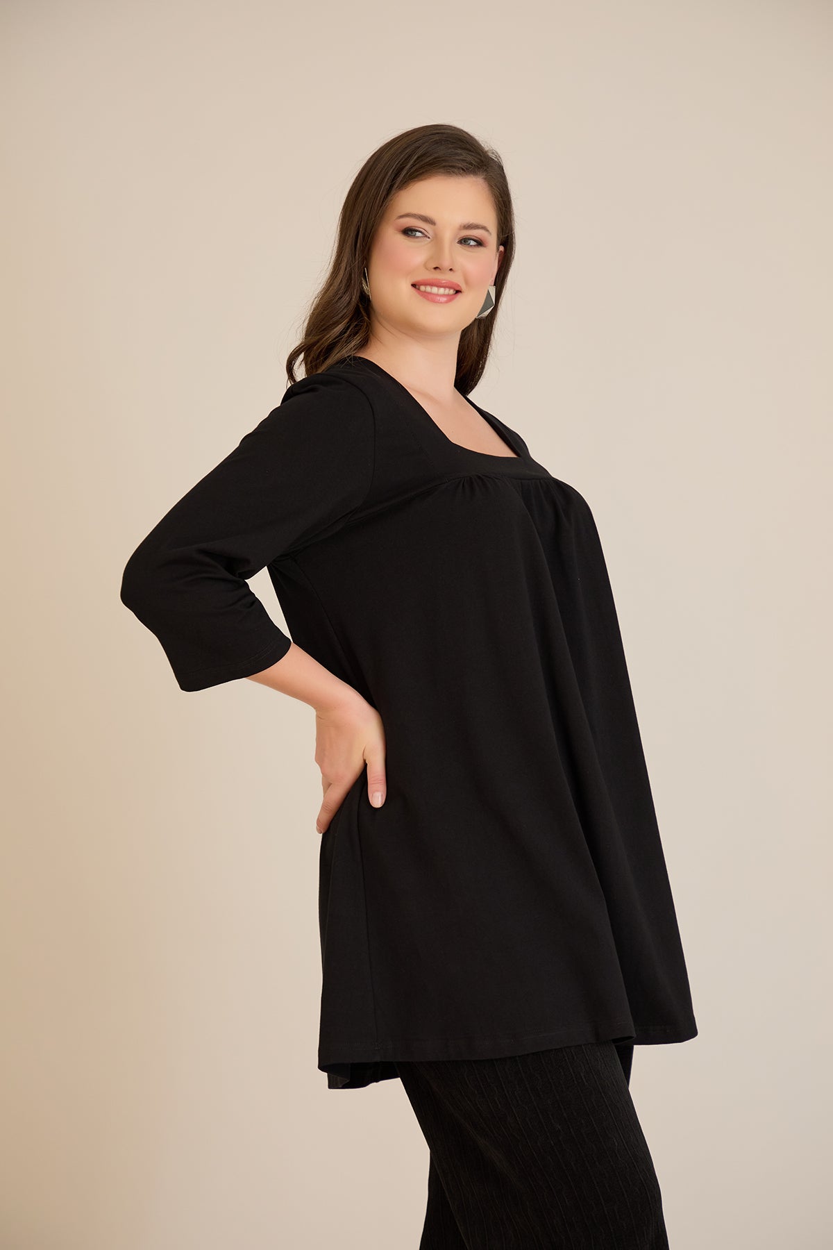 Βαμβακερή τουνίκ με σούρα και τετράγωνο ντεκολτέ σε Μαύρο χρώμα σε μεγάλα μεγέθη 