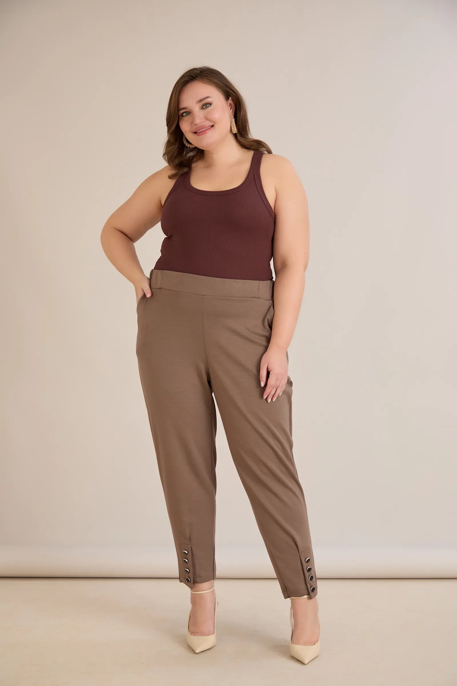 Γυναικείο παντελόνι με κουμπιά σε χρώμα Μπεζ σε μεγάλα μεγέθη