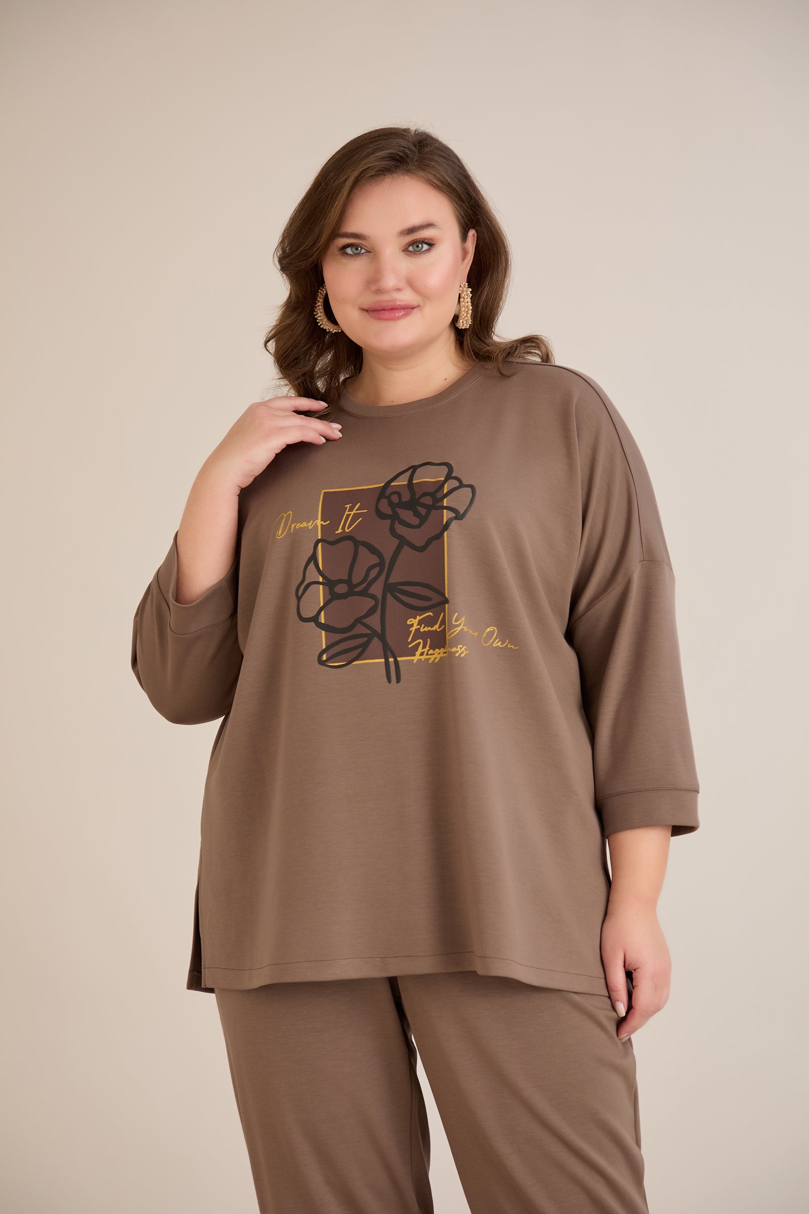 Ανοιξιάτικη μπλούζα με τύπωμα σε Μπεζ χρώμα σε μεγάλα μεγέθη