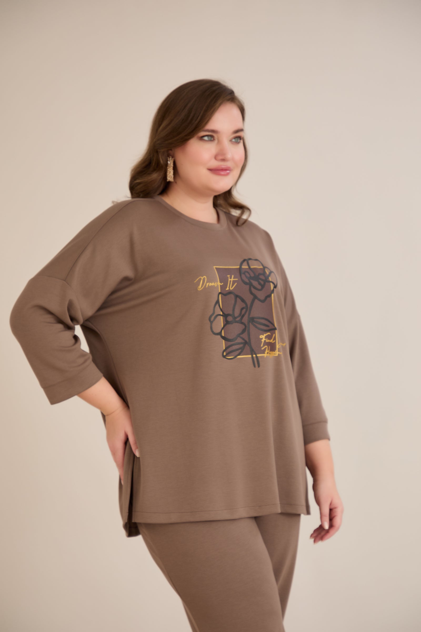 Ανοιξιάτικη μπλούζα με τύπωμα σε Μπεζ χρώμα σε μεγάλα μεγέθη