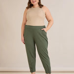 Γυναικείο παντελόνι με κουμπιά σε χρώμα Λαδί σε μεγάλα μεγέθη