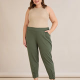 Γυναικείο παντελόνι με κουμπιά σε χρώμα Λαδί σε μεγάλα μεγέθη