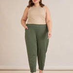 Γυναικείο παντελόνι με κουμπιά σε χρώμα Λαδί σε μεγάλα μεγέθη