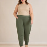 Γυναικείο παντελόνι με κουμπιά σε χρώμα Λαδί σε μεγάλα μεγέθη