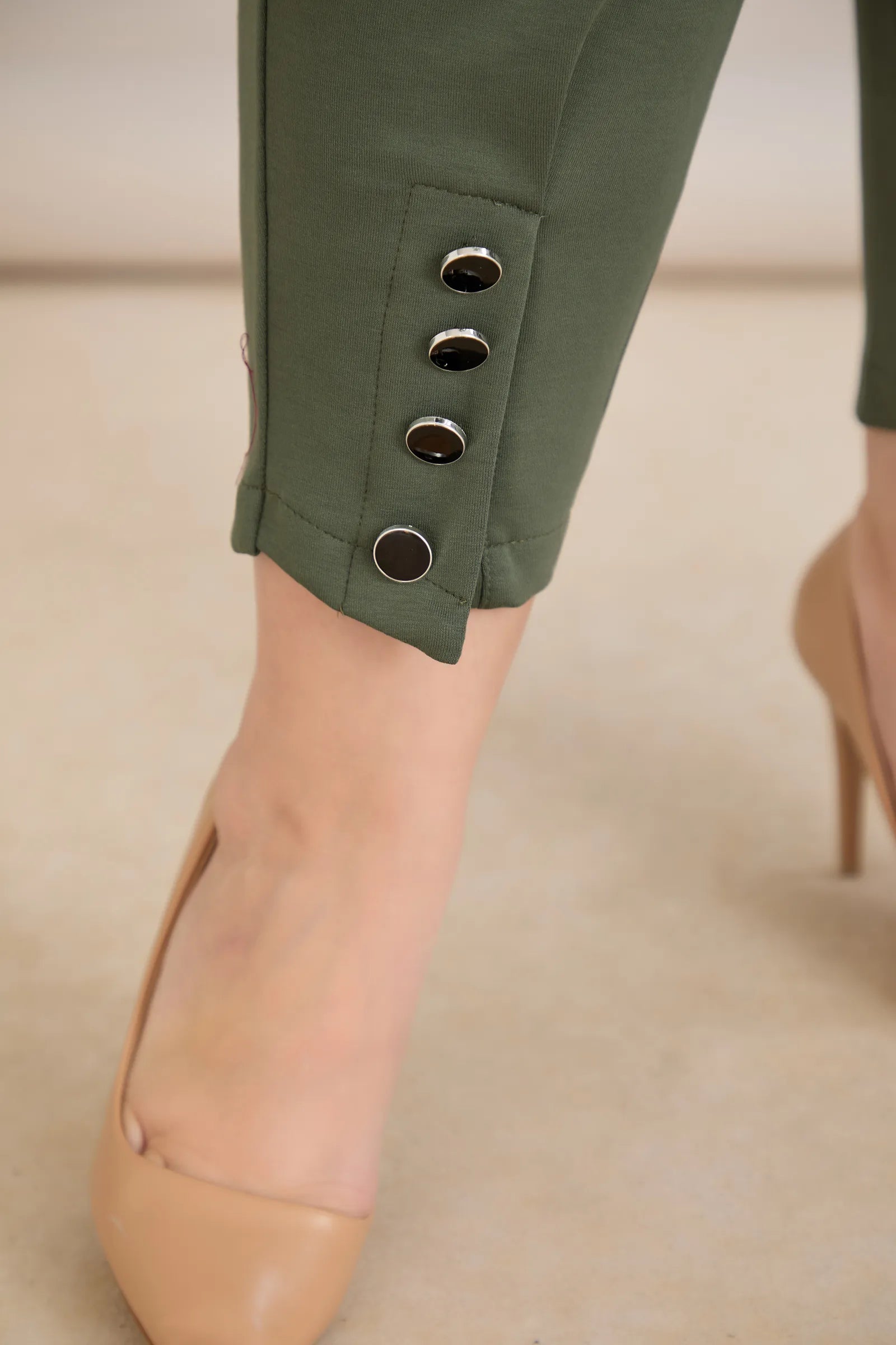 Γυναικείο παντελόνι με κουμπιά σε χρώμα Λαδί σε μεγάλα μεγέθη