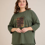 Ανοιξιάτικη μπλούζα με τύπωμα σε Λαδί χρώμα σε μεγάλα μεγέθη 